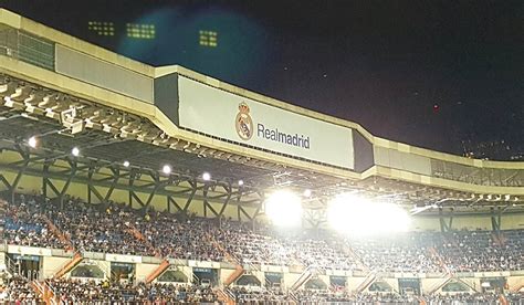 El real madrid ha presentado el que será el nuevo estadio bernabeu hombase kebanggaan real madrid kini sudah menjalani progress renovasi stadion mereka. Bernabéu-Umbau: Videobildschirme abmontiert - REAL TOTAL