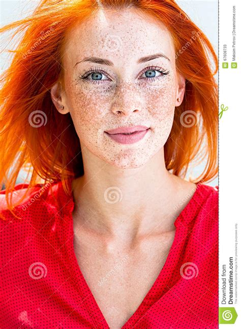 Retrato De Uma Mulher Bonita Nova Do Redhead Imagem De Stock Imagem