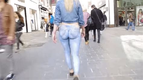 VIDEO Bodypainting une femme se promène les fesses nues dans la rue