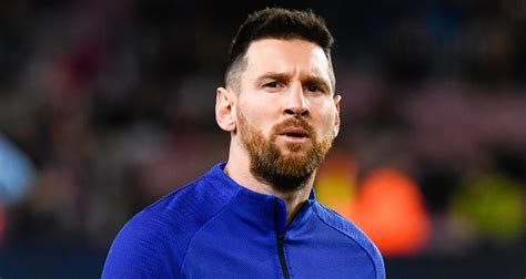 Qui dit maillot domicile de l'l'albiceleste. Argentine : Messi pose avec le nouveau maillot