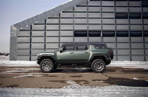 Gmc Hummer Ev Suv Has The Winter Of 2023 2024 Covered Becomes A Power