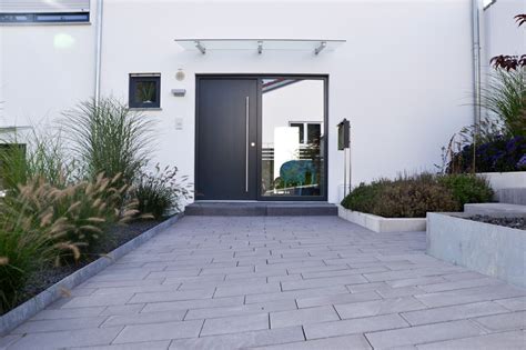 Garten gewächshaus, garten hochbeet, haus und garten, altes fenster gewächshaus, fensterbank gewächshaus, hinterhof gewächshaus, selbstgebautes gewächshaus, diy gartenprojekte, glashaus. Heim Galabau | Moderne Gartengestaltung am Hang (mit ...