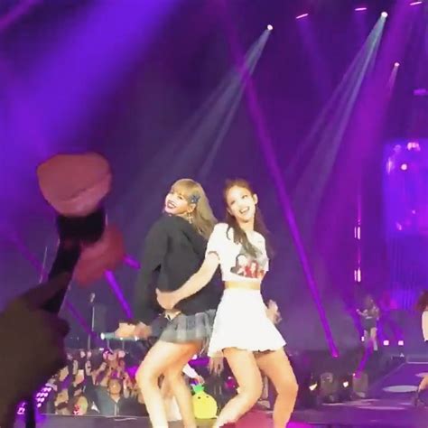 🍑 • Jenlisa Omg What 🙈😂 Shake That Booty Booty • 🍑 © Kyleandres94 Jennie Jenniekim 제니