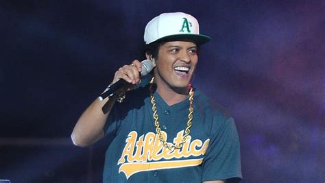 Bruno Mars Grenade Music Video Joins The Billion Views Club Iheart