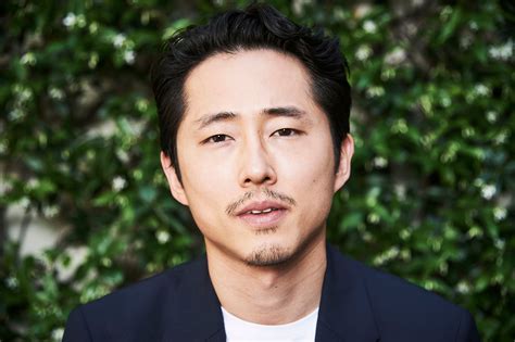 Steven Yeun The Walking Dead Tried To Dress Glenn As Asian Stereotype