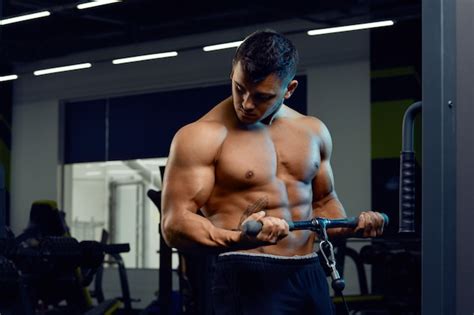 Bodybuilder Homme Avec Abdominaux Parfaits épaules Biceps Triceps Et Poitrine Entraîneur