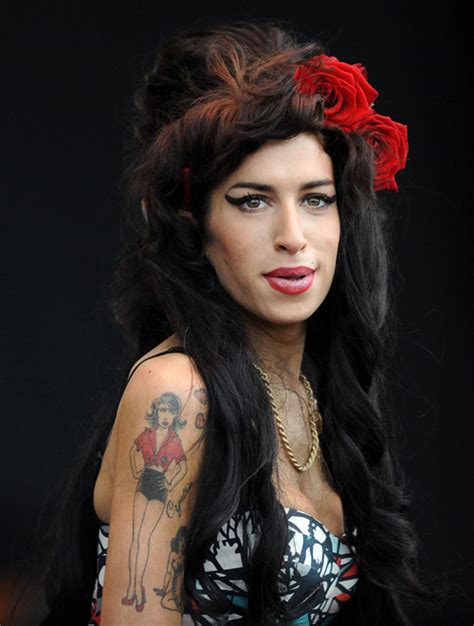 Amy Winehouse Managed To Take A Shower Popbytes