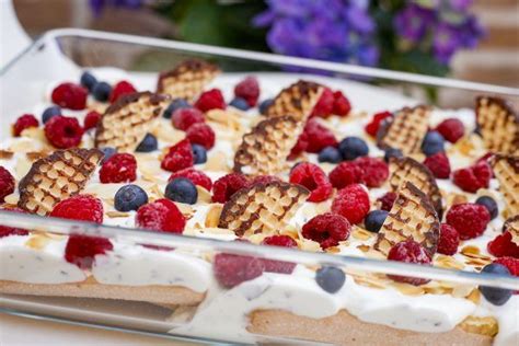 Das rezept für den schmandkuchen mit beeren ist einfach, sodass du ihn schnell selber backen tipp 1: Schneller Schokokuss Nachtisch mit Quark und Beeren ...