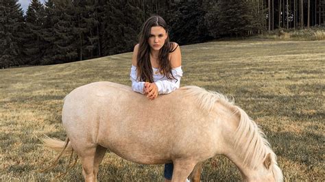 Unten ohne So denken GNTM Girls über ihr Nacktshooting