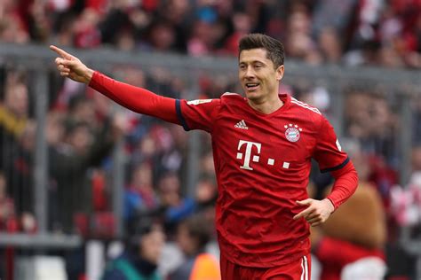 Lewandowski landmark goal helps bayern win. Robert Lewandowski in talks to extend Bayern Munich contract - Bavarian Football Works