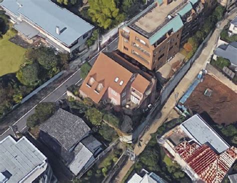 实际上，在世界其他国家也一样。 你去任何国家，都应 该了解当地的风俗习惯，否则就会闹笑话，还是能遇到麻烦。 不同的国家人们见面问候的方式往往不同，有的互相握手，有的相互 拥抱。 【歌手】山下達郎＝竹内まりや | 社長の家～日本の豪邸写真集