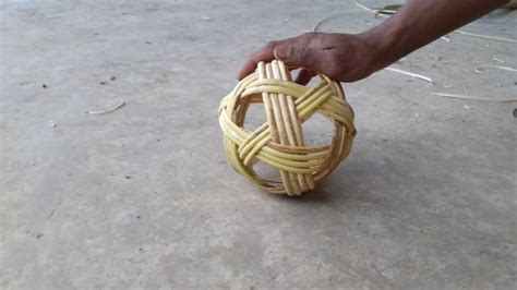 bola yang terbuat dari anyaman rotan