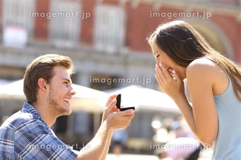 Proposal In The Street Man Asking Marry To His Girlfriendの写真素材 91008588 イメージマート