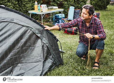 Mann Der Ein Zelt Auf Dem Campingplatz Während Der Sommerferien