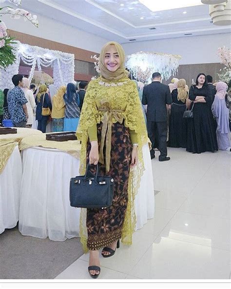 Model baju syari terbaru 2020 edisi kebaya, gamis, dan dress. 33+ Model Kebaya Brokat Modern 2019 (Mewah & Elegan ...