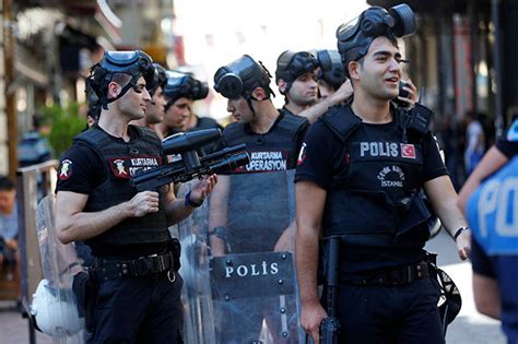 Istanbul Gay Pride Police Fire Rubber Bullets At Lgbt March Daily Star