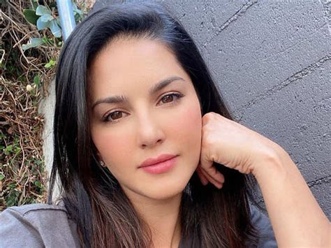 Sunny Leone Spreads Awareness For Breast Cancer
