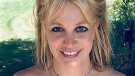 Britney Spears Shows Off Bathing Suit That S Too Big