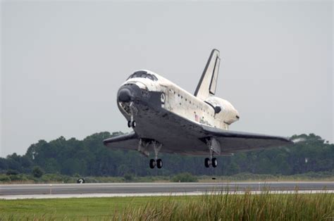 Space In Images 2006 07 Space Shuttle Discoverys Main Landing