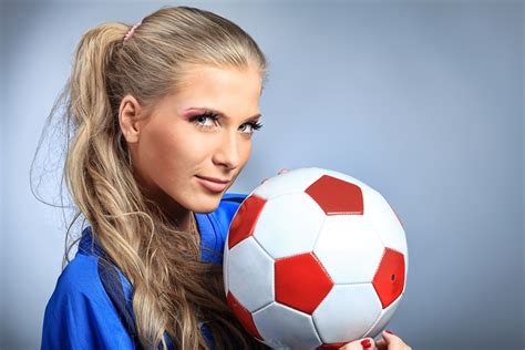 Een Sportieve Jonge Russische Vrouw Met Een Voetbal
