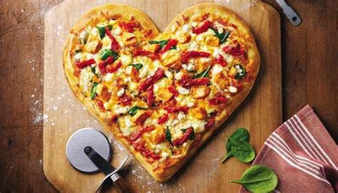 6 מתכונים בריאים ומפתיעים לפיצה ללא קמח Heart Shaped Pizza