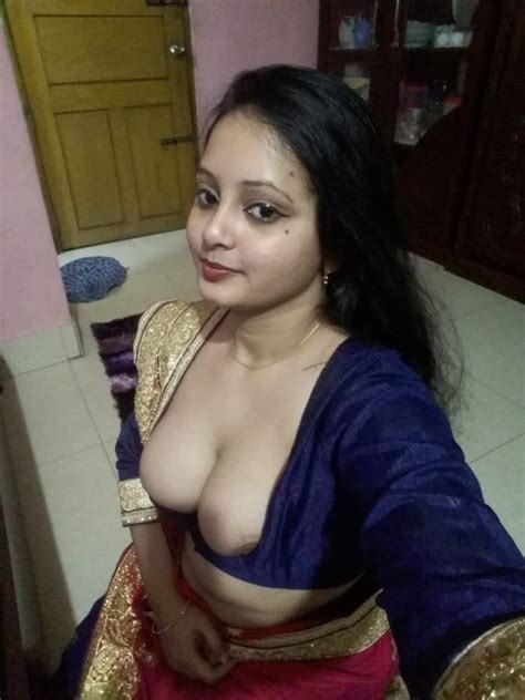 Bangla Desi Cute Wife Kaniz Fatema Take Selfie For Hubby Pics