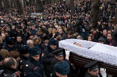 Memorial For Nemtsov Assassinated Critic Of Putin Draws Thousands The New York Times