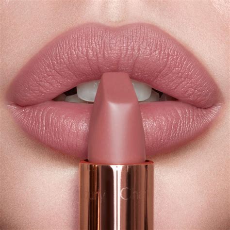 revolution satin kiss lipstick swatches den finns i olika färgnyanser lalocositas