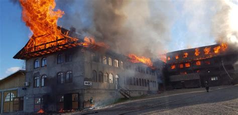„incendiul a pornit de la vegetația uscată fiind căldură foarte mare, 42 de grade astăzi, iar datorita vântului incediul a ajuns până în manavgat. Incendiu pe platourile serialului turcesc "Putere și ...