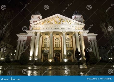 Teatro Nacional Ivan Vazov De Bulgaria En La Noche Foto De Archivo