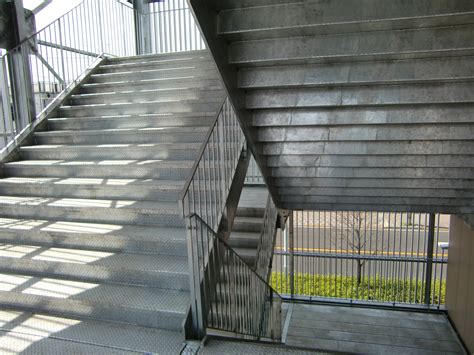 X階段 たまに、階段を見ると、このシーンを思い出す。で、普通の階段ではこの逃げ方 エック