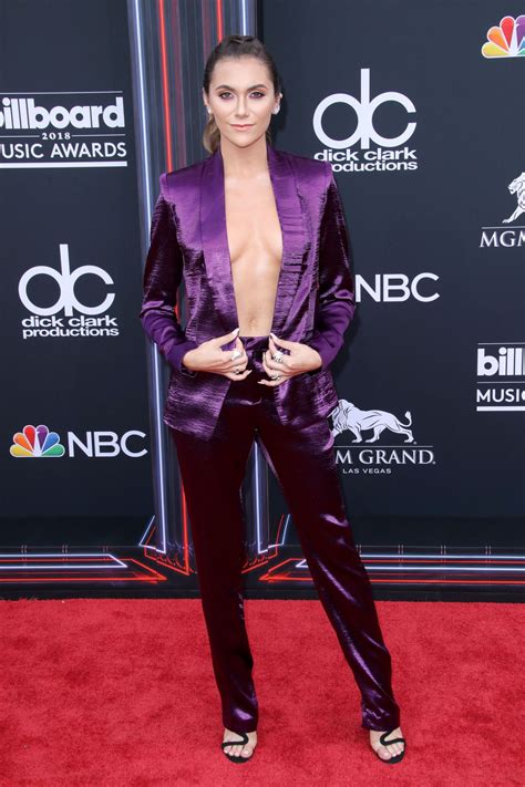 El paso de los famosos por la alfombra roja de los billboard music awards tuvo dos grandes protagonistas: Alyson Stoner - 2018 Billboard Music Awards in Las Vegas ...