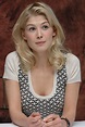 Rosamund Pike Poster G573903 - IcePoster.com