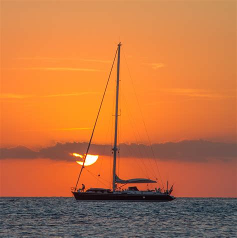 图片素材 岛 太阳 日落 冒险 天空 冷静 地平线 海洋 单桅帆船 日出 黄昏 航行 晚间 水 波 黎明