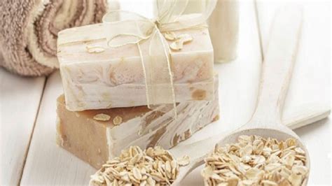 Prepara tu propio jabón artesanal de avena y miel para cuidar el