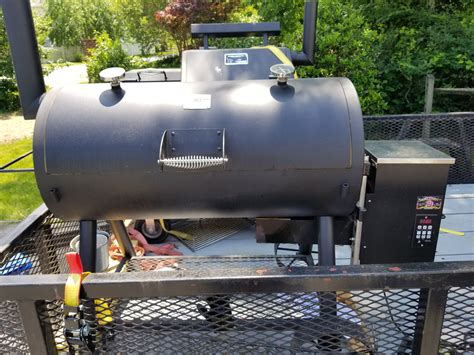 Complete pellet smokers consist of a grilling chamber and a hopper that holds the pellets and slowly pushes them through using an auger into the cooking chamber. How to Build Your Own DIY Pellet Smoker - The Online Grill