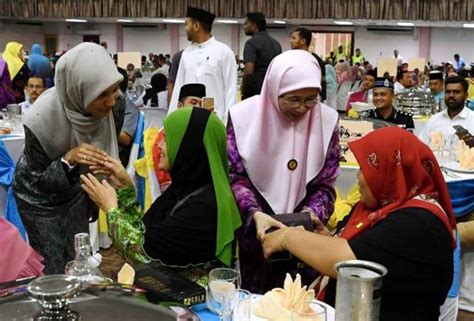 Semua doktor yang bertugas di hospital dan pusat kesihatan kerajaan sahaja. Orang politik, pegawai kerajaan mesti bekerjasama pulihkan ...