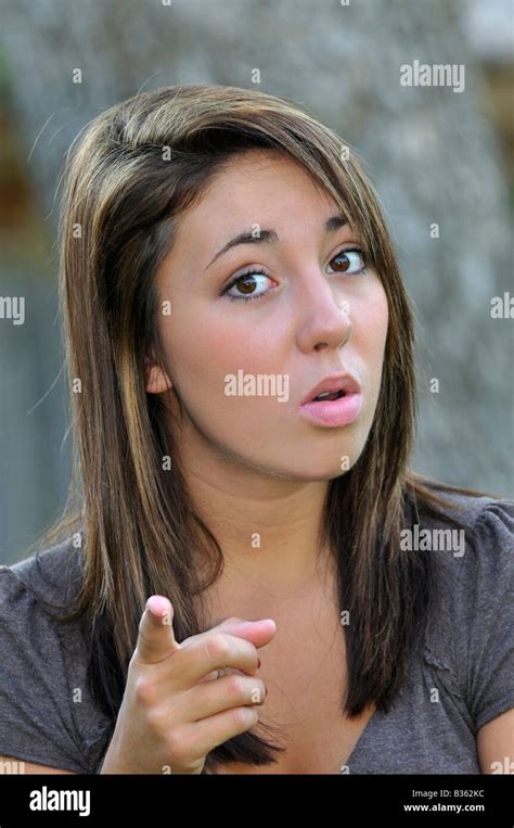 Eine Hübsche 16 Jährige Mädchen Zeigt Mit Dem Finger Als Ob Wütend