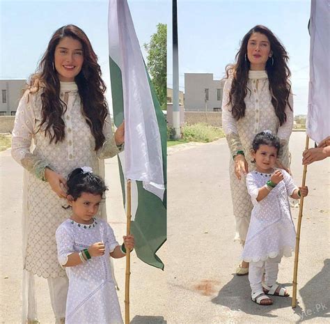 Aiza Khan With Her Daughter Paying Tribute To Pakistan Stylepk