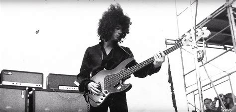 Noel Redding On The Bass Not Sure About The Location It S Outdoors And Not Woodstock Rock N