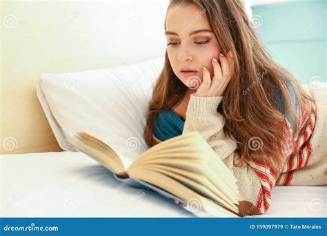 adolescente leyendo un libro en la cama imagen de archivo imagen de joven hembra 159097979