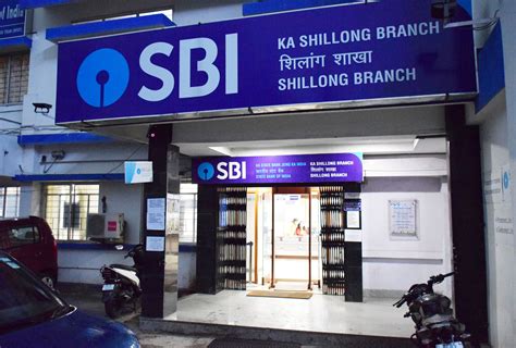 Sbi Main Branch In The City Was Open Till Late On Sunday For Financial