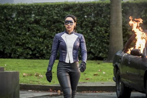 ‘the Flash First Look Why Were Thrilled To See Iris West Suit Up