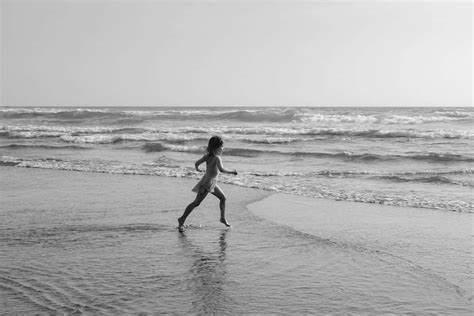 Mujer En Bikini Negro Caminando En La Playa Durante El D A