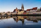 Sonnenaufgang an Steinernen Brücke in Regensburg (Deutschland ...
