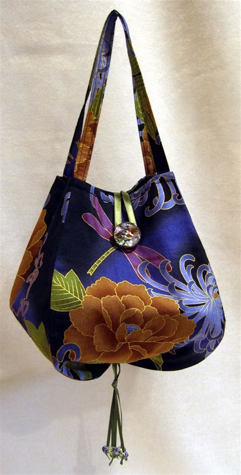 Fabric patterns come in all kinds of colors, shapes, sizes, repeats, and schemes. Asian Fabric Magazine features the 'Noriko Handbag' by ...