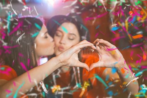 Deux Jeunes Filles Lesbiennes Embrassant Une Partie De Club Photo
