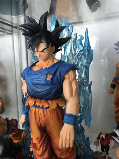 Goku Ultra Instinto Figura