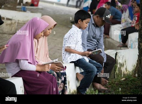 Aceh Besar, Indonesia. 26th Dec, 2017. Acehnese people praying in the