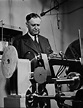 Professor Manne Siegbahn vid en gittermaskin i början av 1950-talet ...